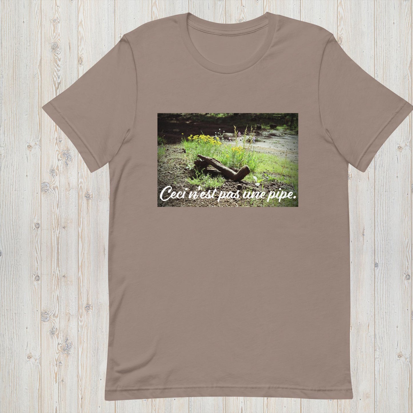 Ceci n'est pas une pipe Unisex t-shirt